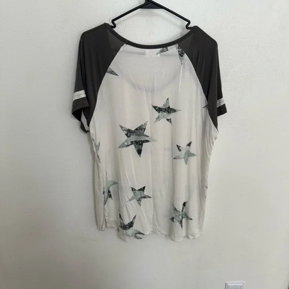 Maurices Olive Green Star Print Short Sleeve Tee - Picture 6 of 7